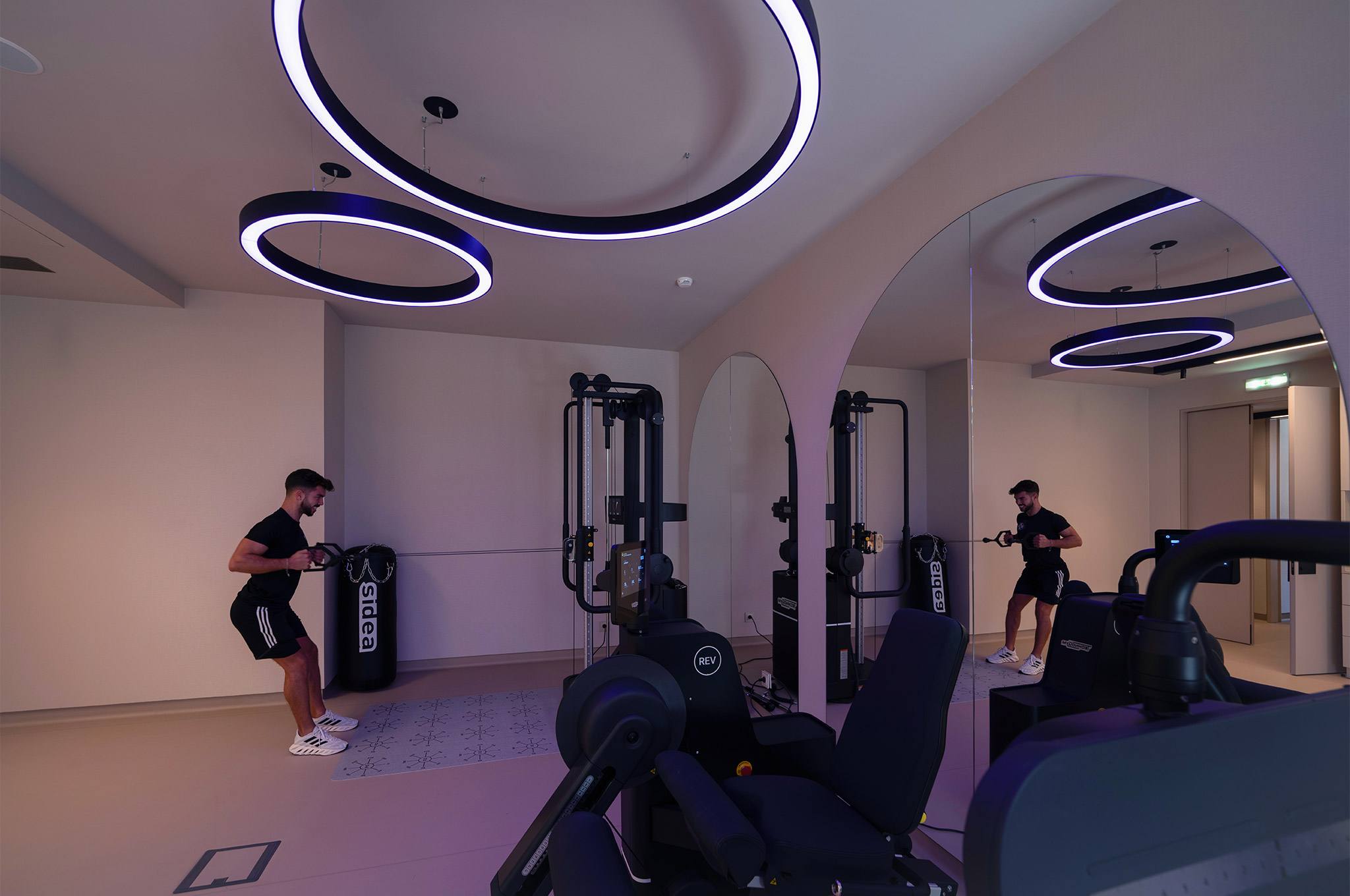 Fotografia da clínica Madrialli: Espaço e Equipamentos do Ginásio